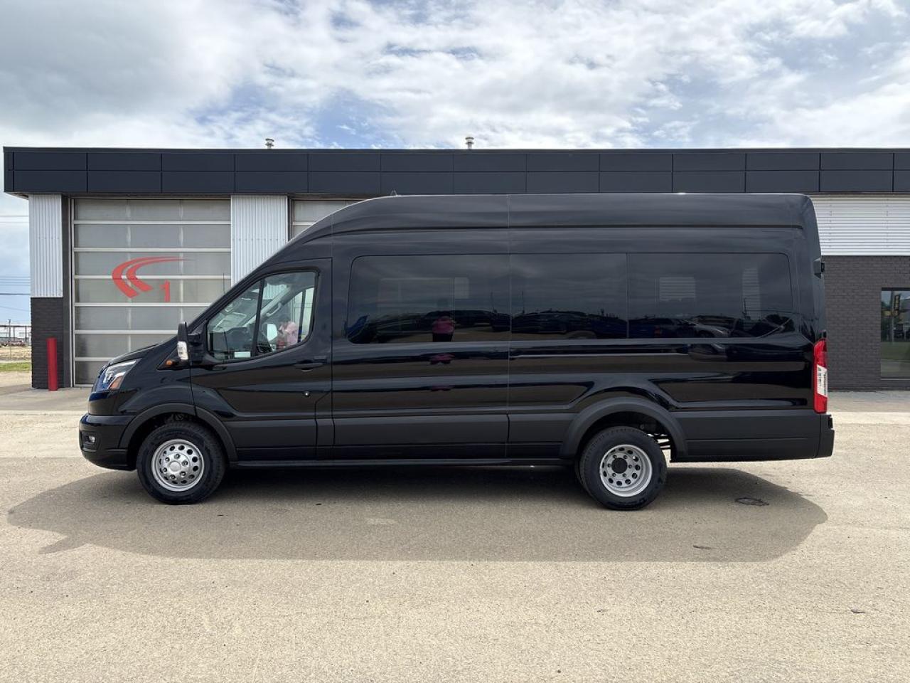 2025 Ford Transit Passenger Wagon XLT 302A Photo5