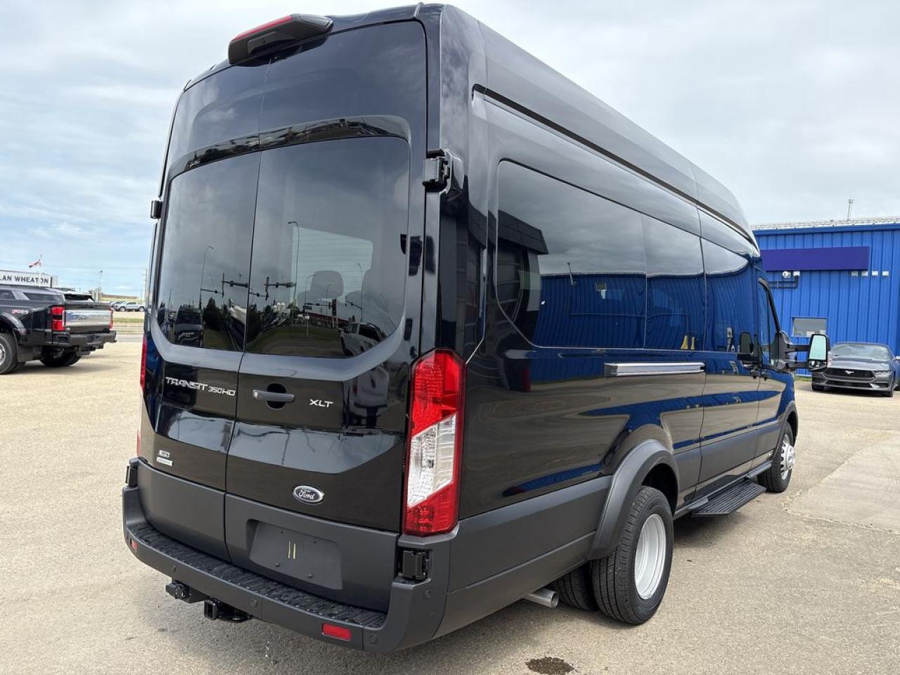 2025 Ford Transit Passenger Wagon XLT 302A Photo5