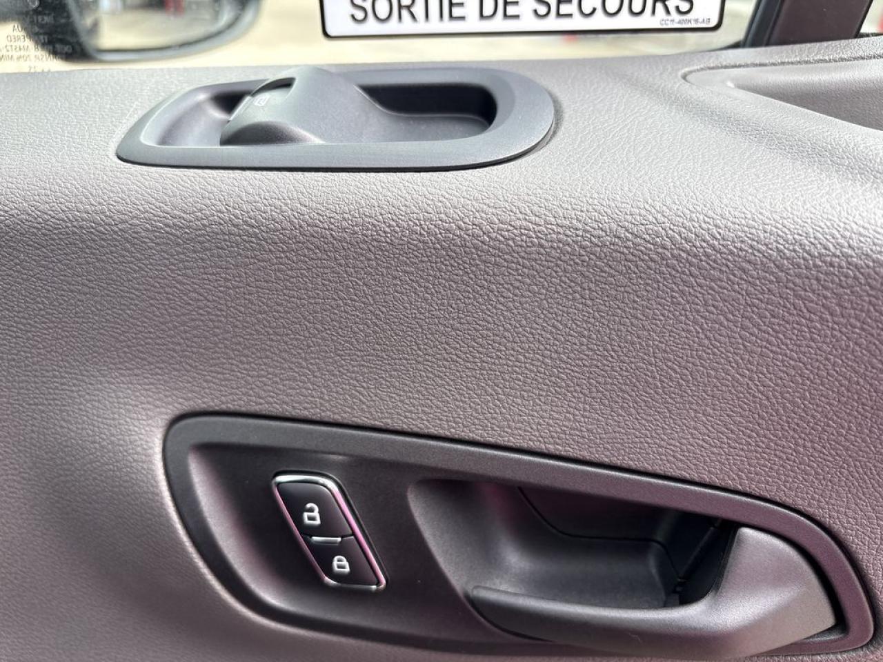 2025 Ford Transit Passenger Wagon XLT 302A Photo5