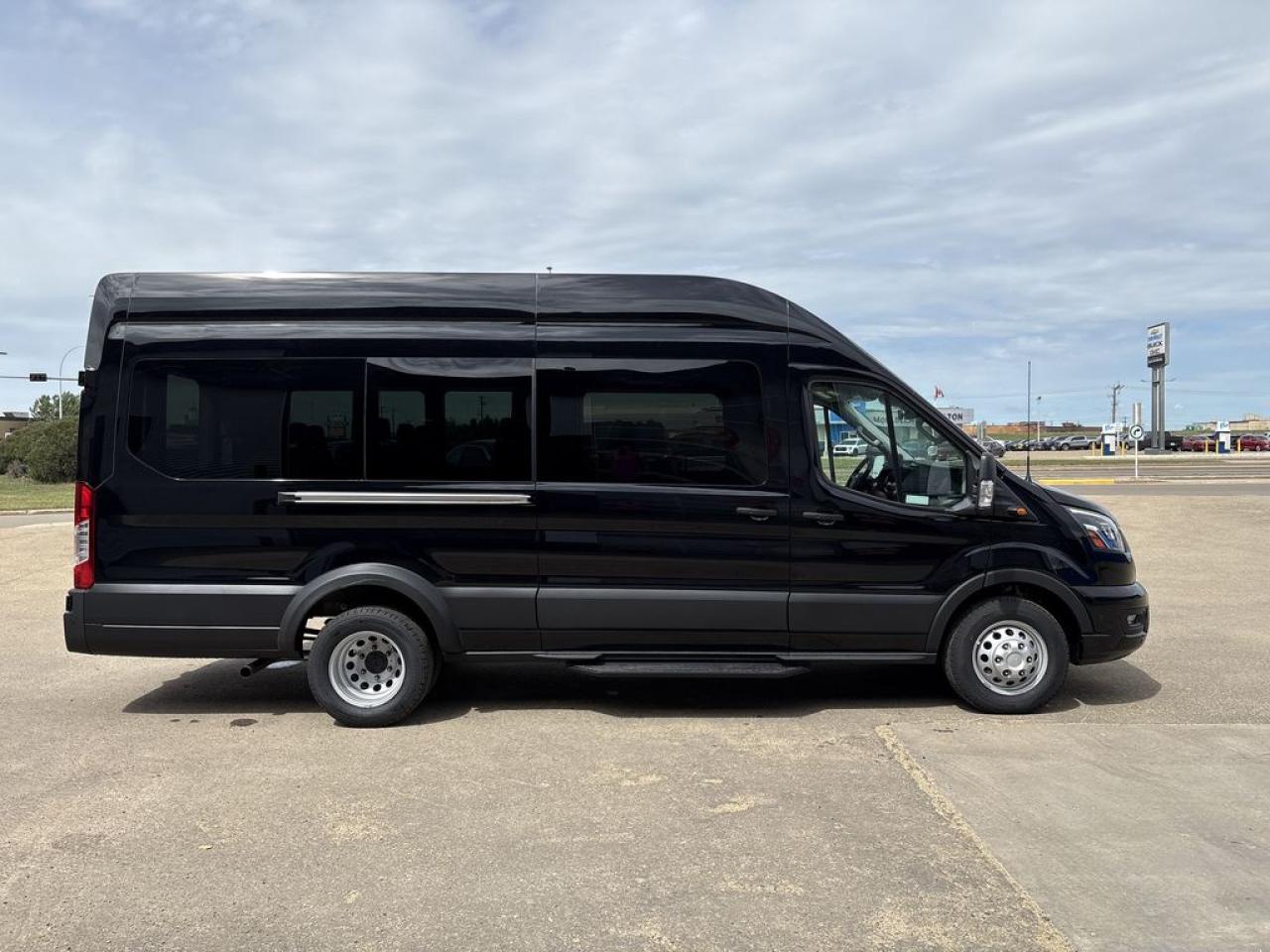 2025 Ford Transit Passenger Wagon XLT 302A Photo5
