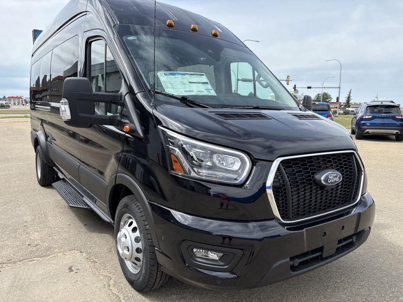 2025 Ford Transit Passenger Wagon XLT 302A Photo5