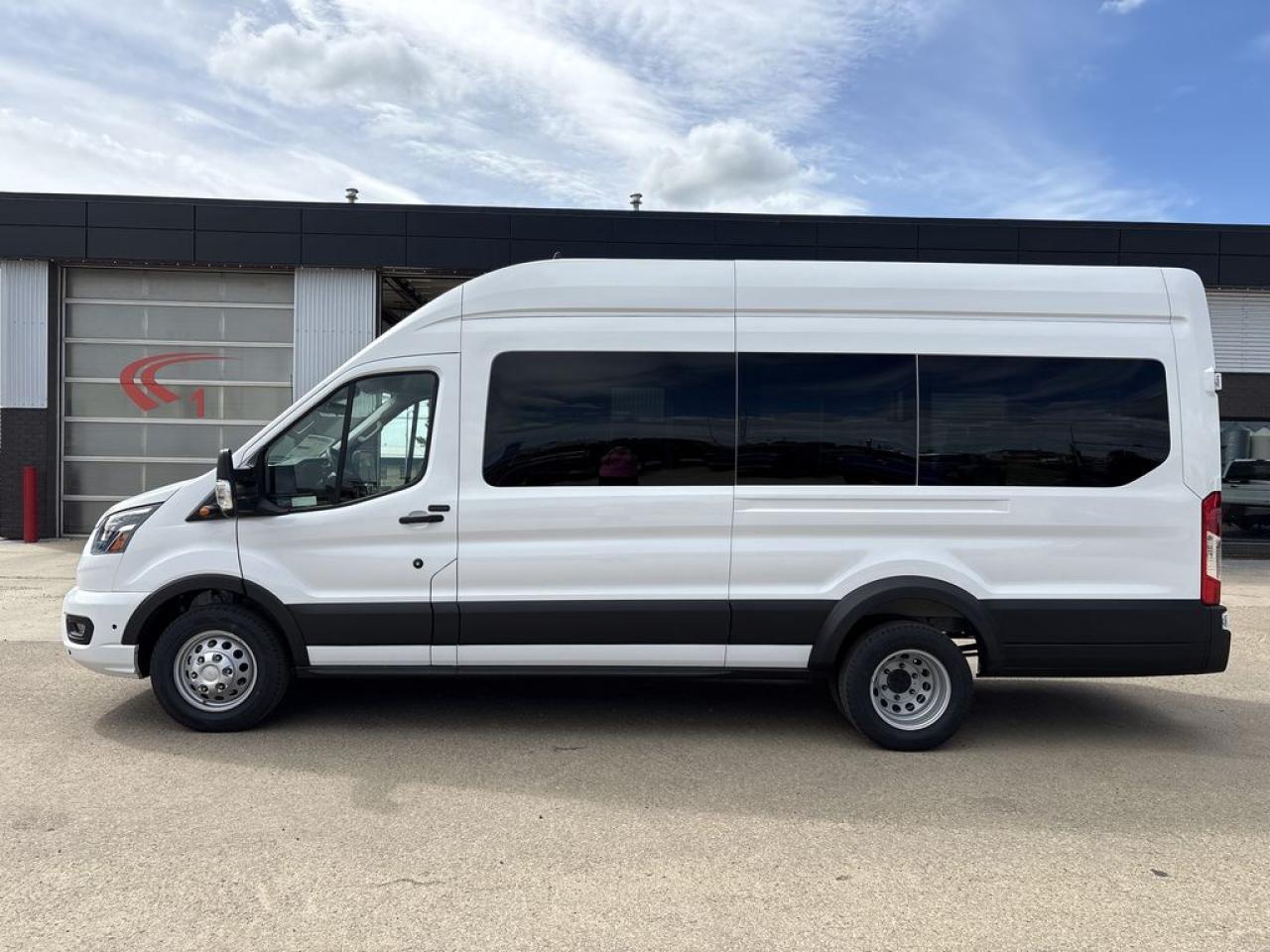2025 Ford Transit Passenger Wagon XLT 302A Photo5