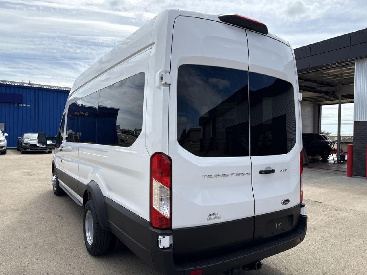 2025 Ford Transit Passenger Wagon XLT 302A Photo5