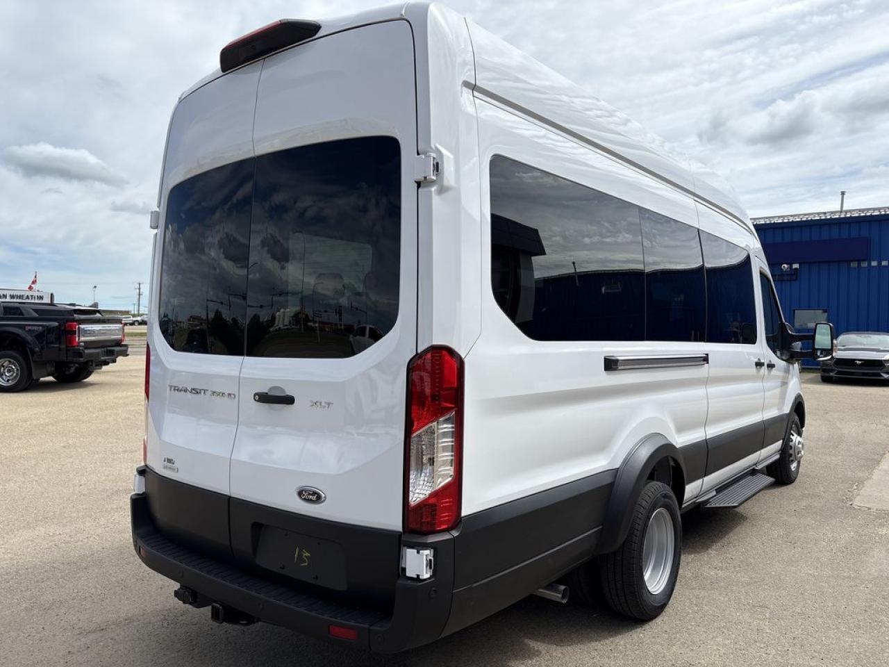 2025 Ford Transit Passenger Wagon XLT 302A Photo5