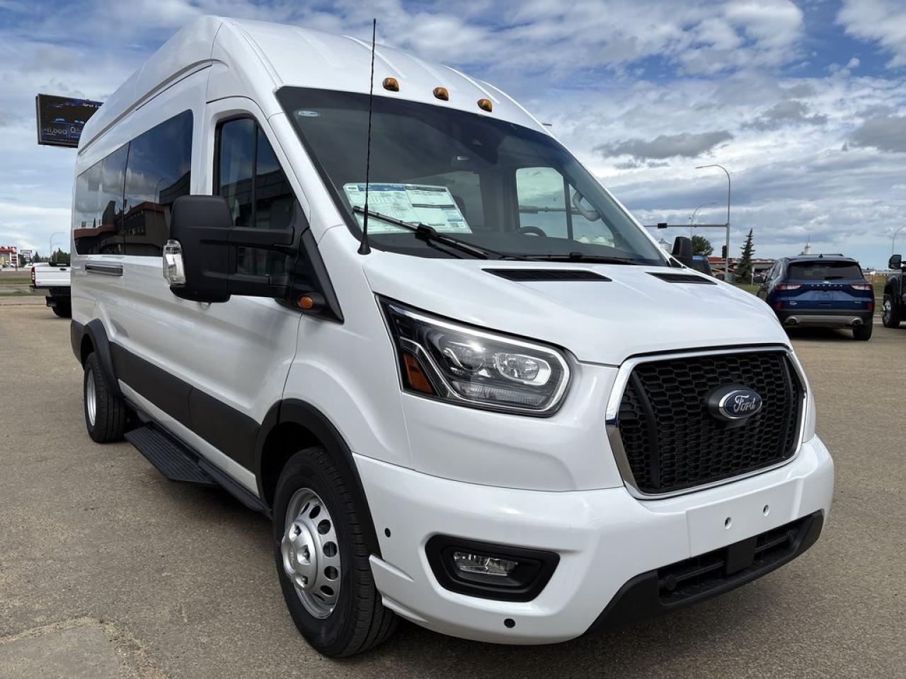 2025 Ford Transit Passenger Wagon XLT 302A Photo5