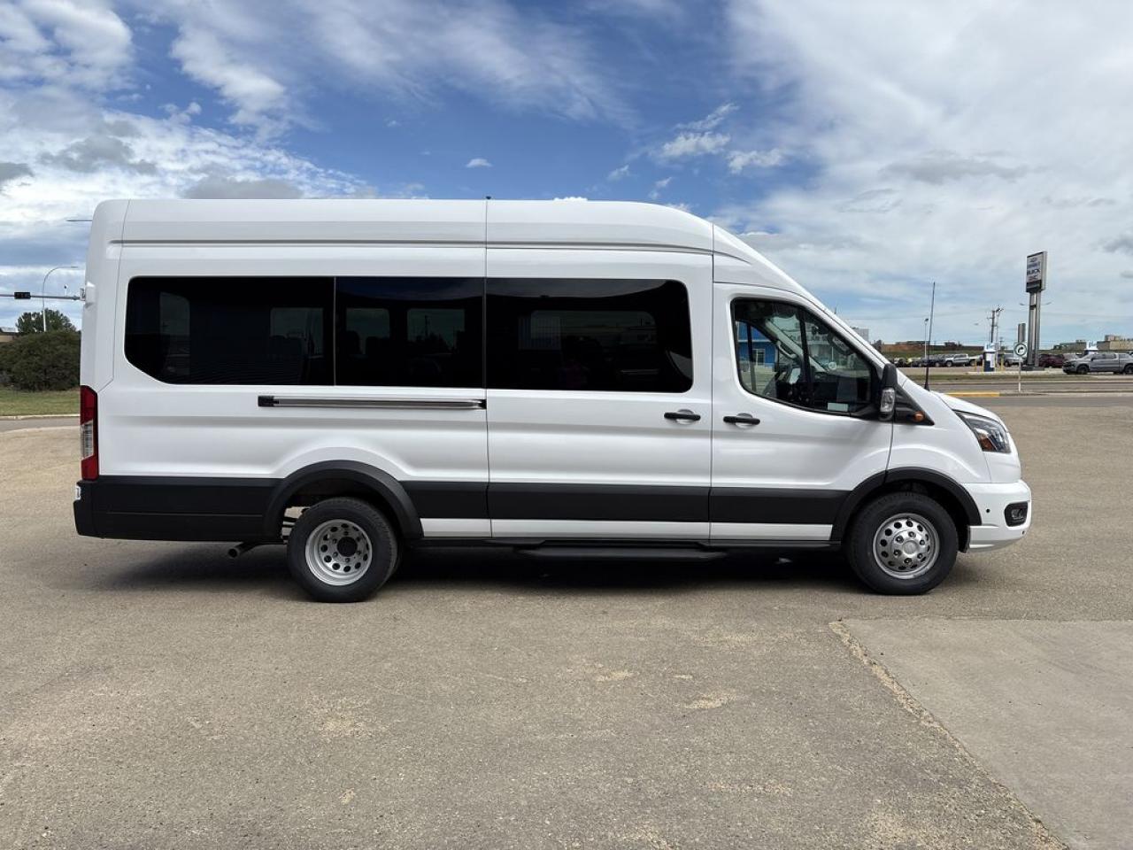 2025 Ford Transit Passenger Wagon XLT 302A Photo5