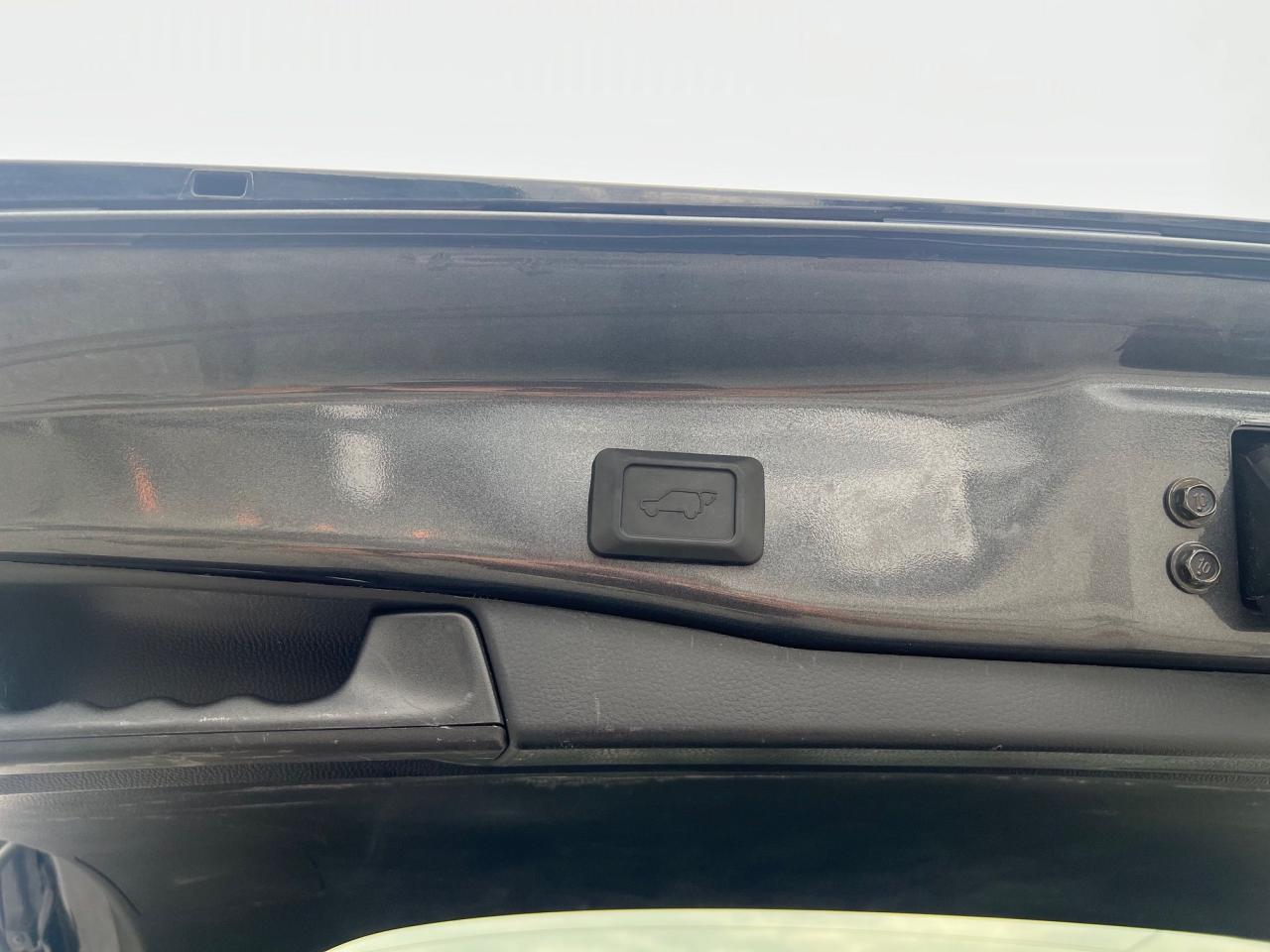 2021 Toyota RAV4 Hybrid XSE Photo8