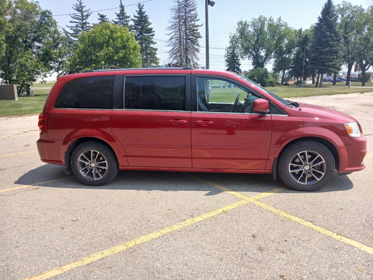 2016 Dodge Grand Caravan SXT Premium Plus - Photo #4