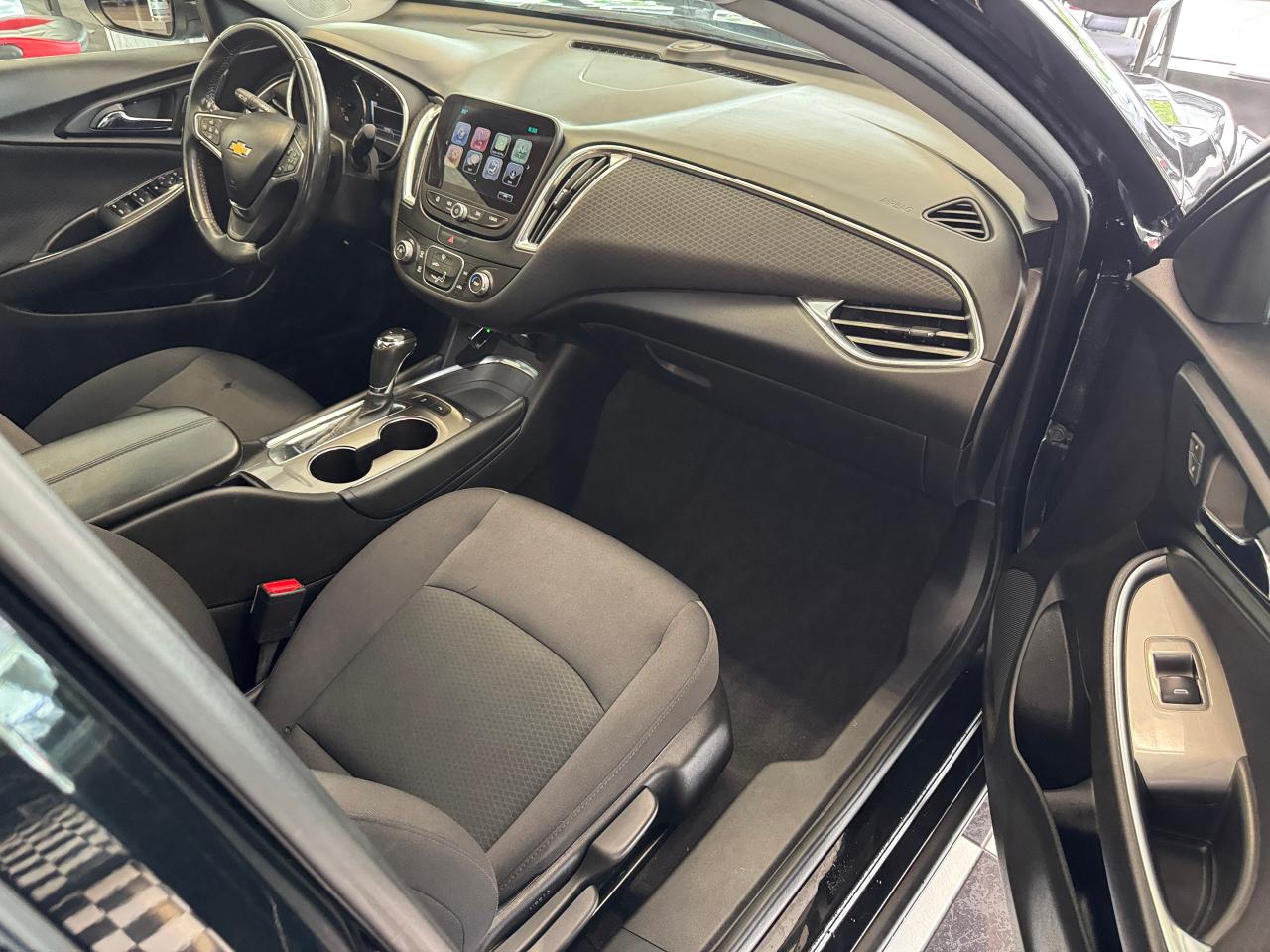 2017 Chevrolet Malibu LT+Roof+Blind Spot+Collision Alert+ Photo22