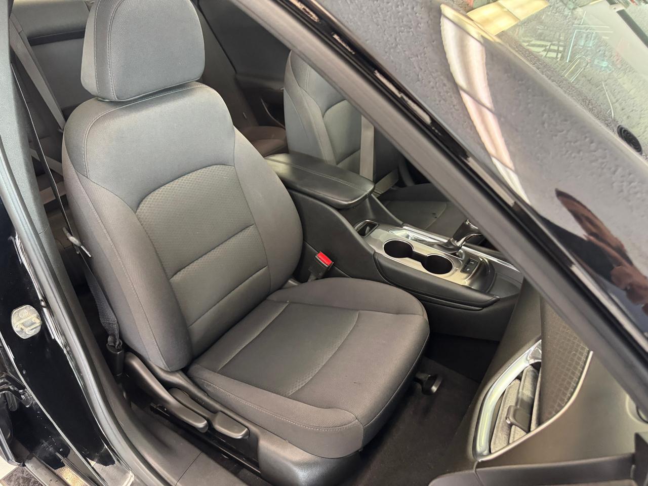 2017 Chevrolet Malibu LT+Roof+Blind Spot+Collision Alert+ Photo24