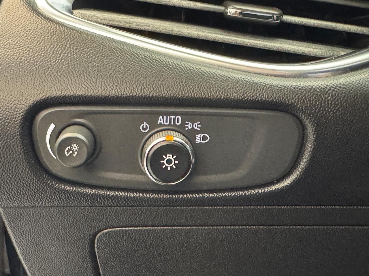 2017 Chevrolet Malibu LT+Roof+Blind Spot+Collision Alert+ Photo46