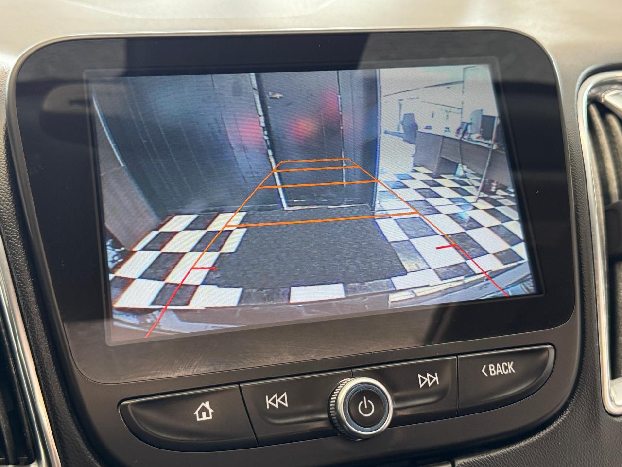 2017 Chevrolet Malibu LT+Roof+Blind Spot+Collision Alert+ Photo16