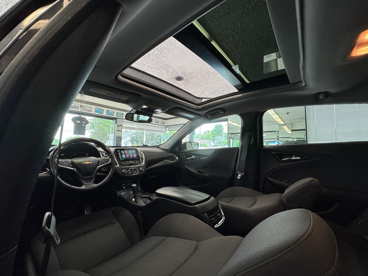 2017 Chevrolet Malibu LT+Roof+Blind Spot+Collision Alert+ Photo3