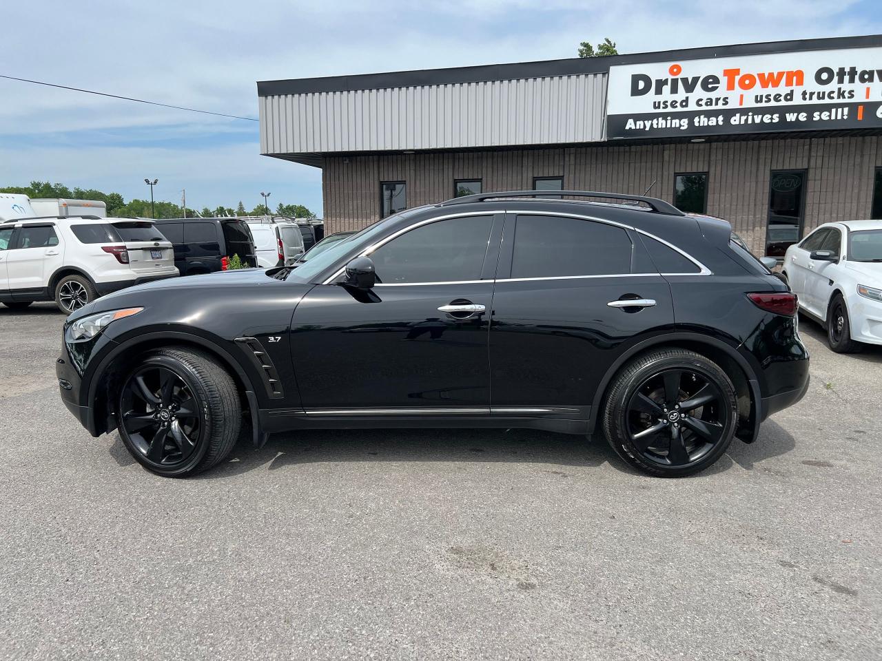 2016 Infiniti QX70 Sport - Photo #2
