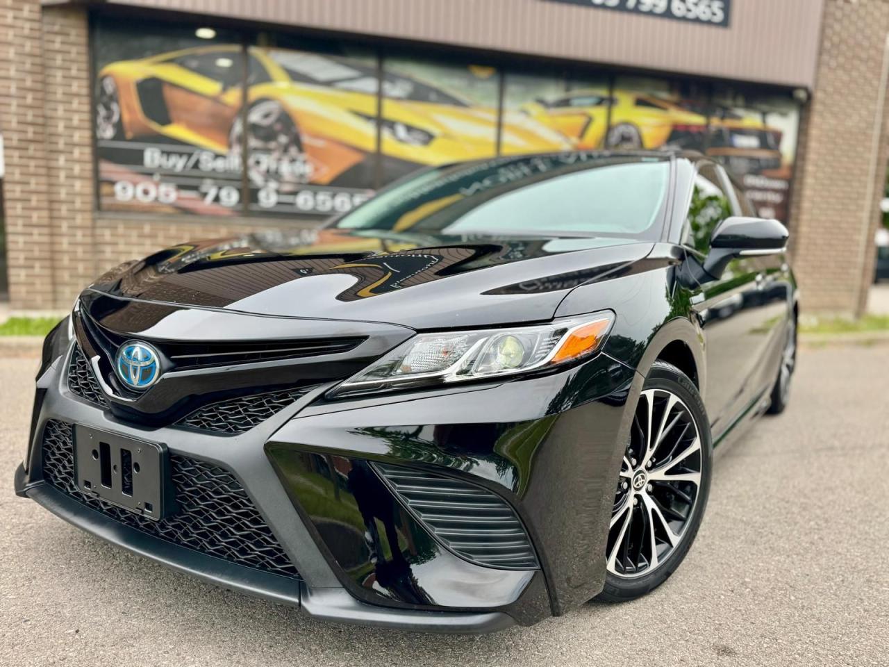 2020 Toyota Camry HYBRID SE Photo2