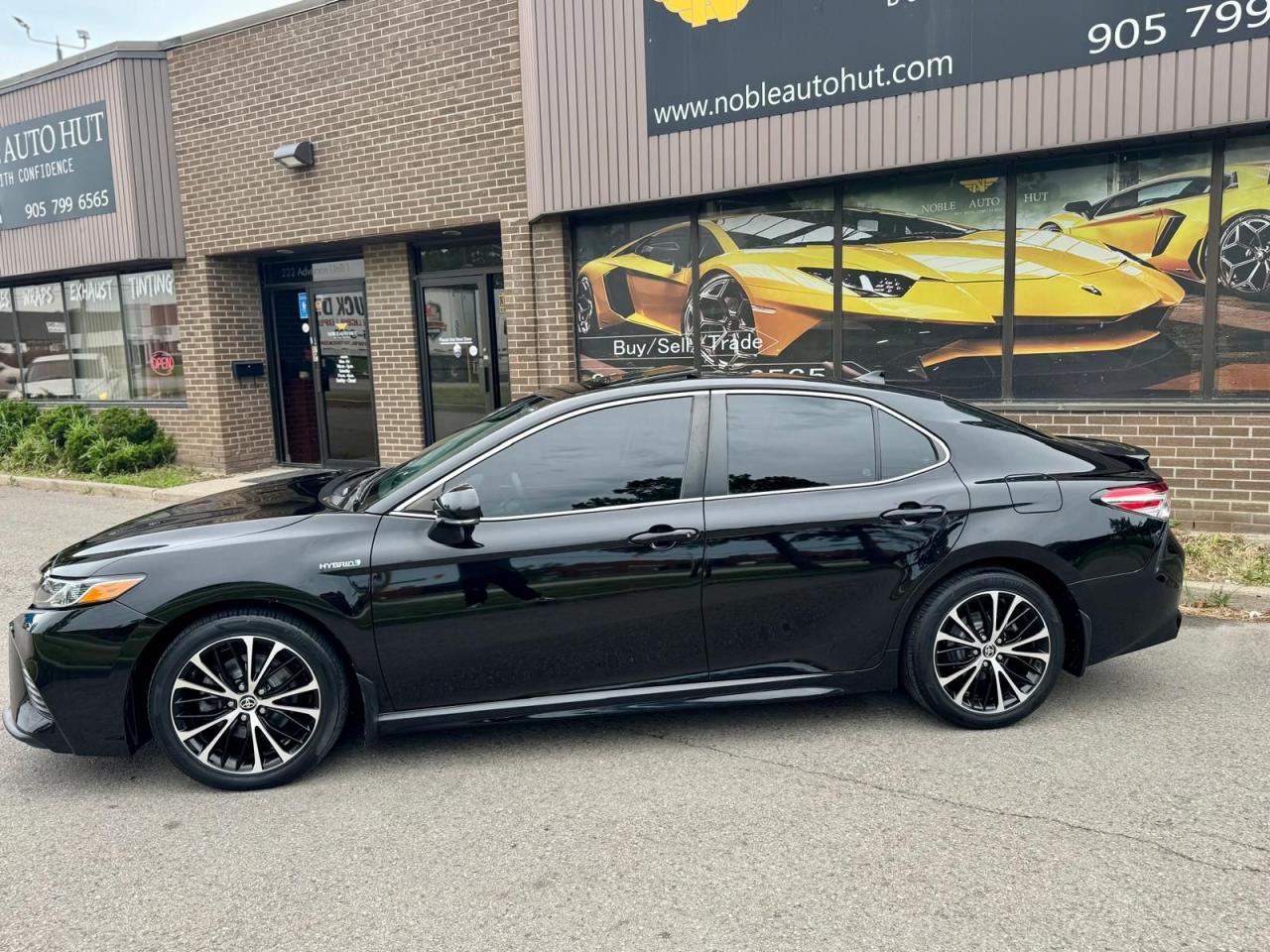 2020 Toyota Camry HYBRID SE Photo4