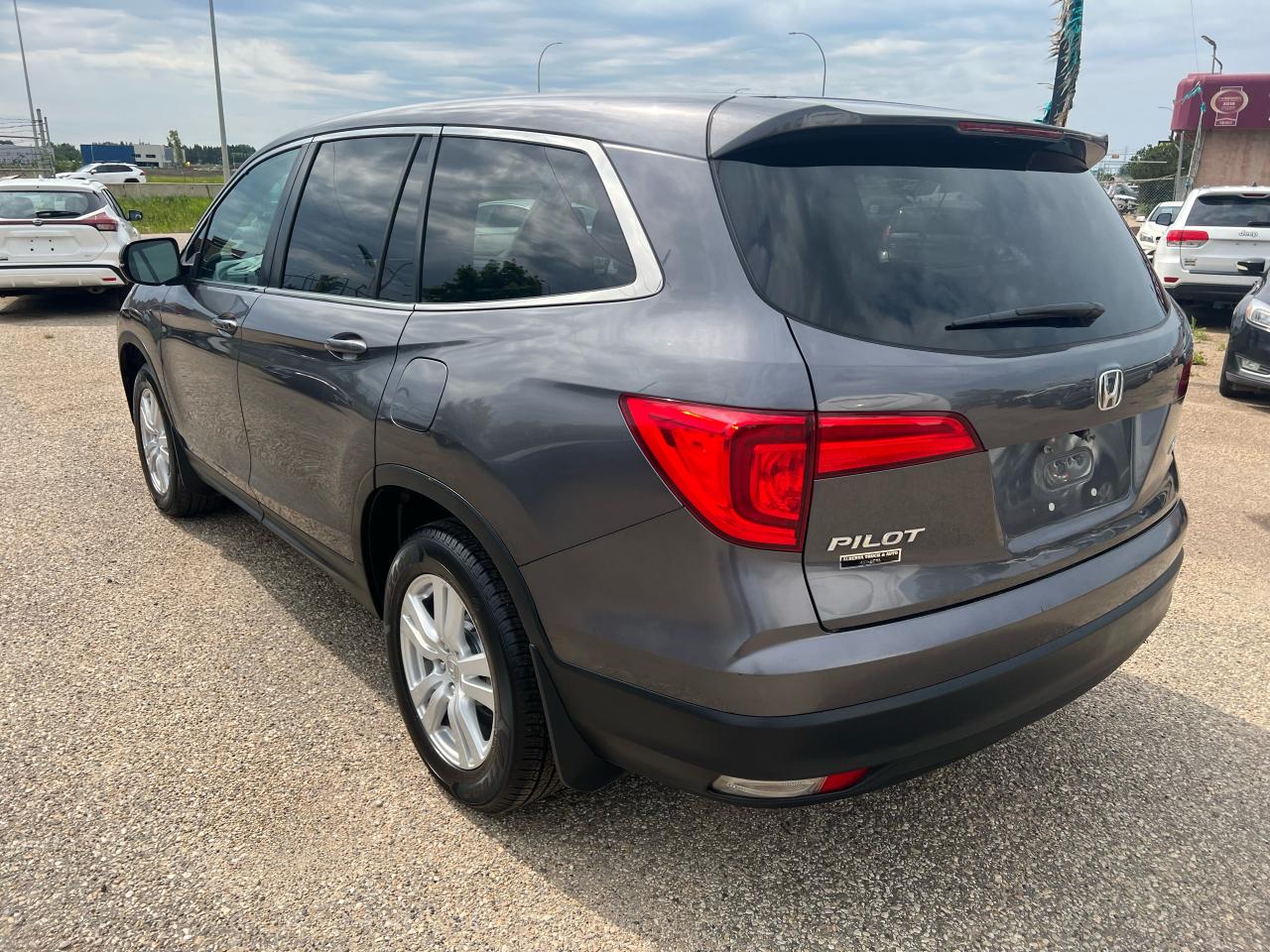 2017 Honda Pilot LX 7 Passenger + Safety AWD, Heated Seats BUC - Photo #4