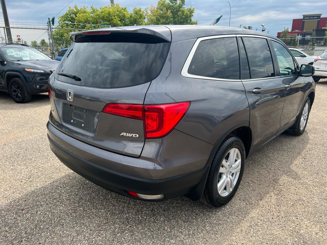 2017 Honda Pilot LX 7 Passenger + Safety AWD, Heated Seats BUC - Photo #5