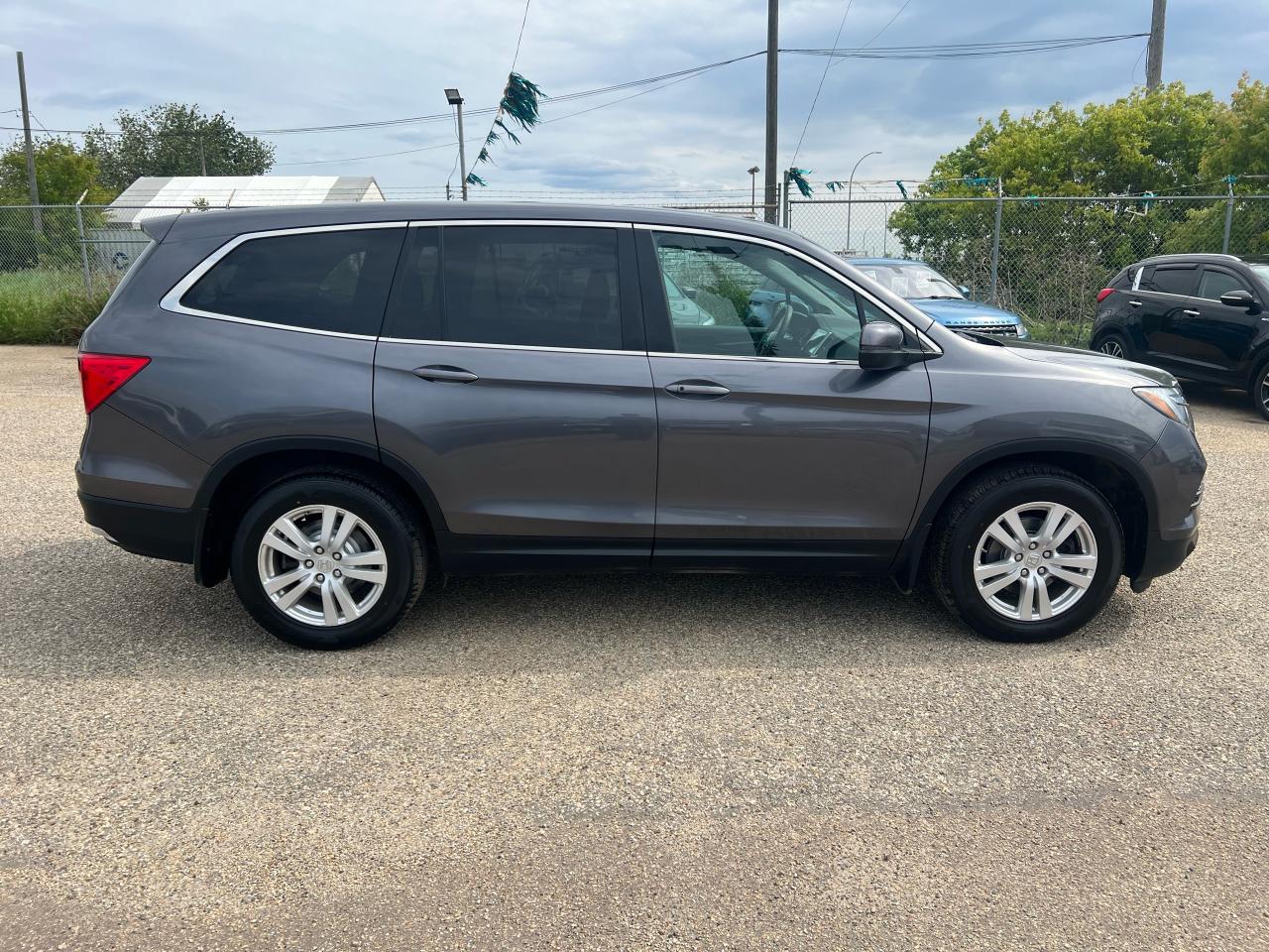 2017 Honda Pilot LX 7 Passenger + Safety AWD, Heated Seats BUC - Photo #6