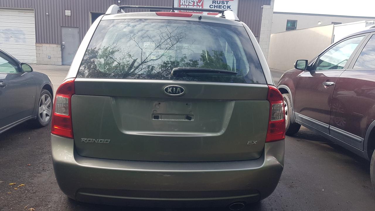 2011 Kia Rondo EX - Photo #4