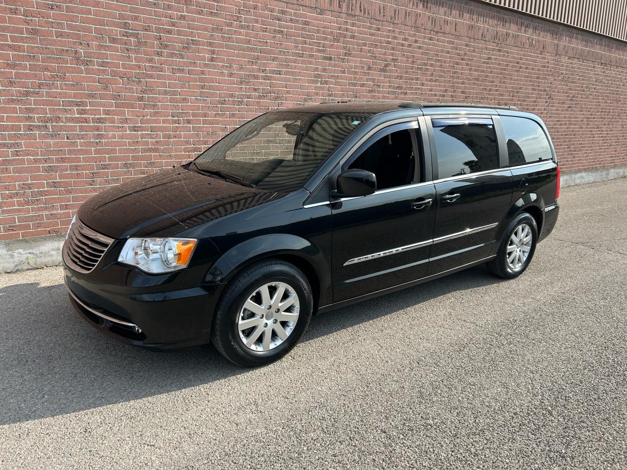 Used 2013 Chrysler Town & Country TOURING for sale in Ajax, ON