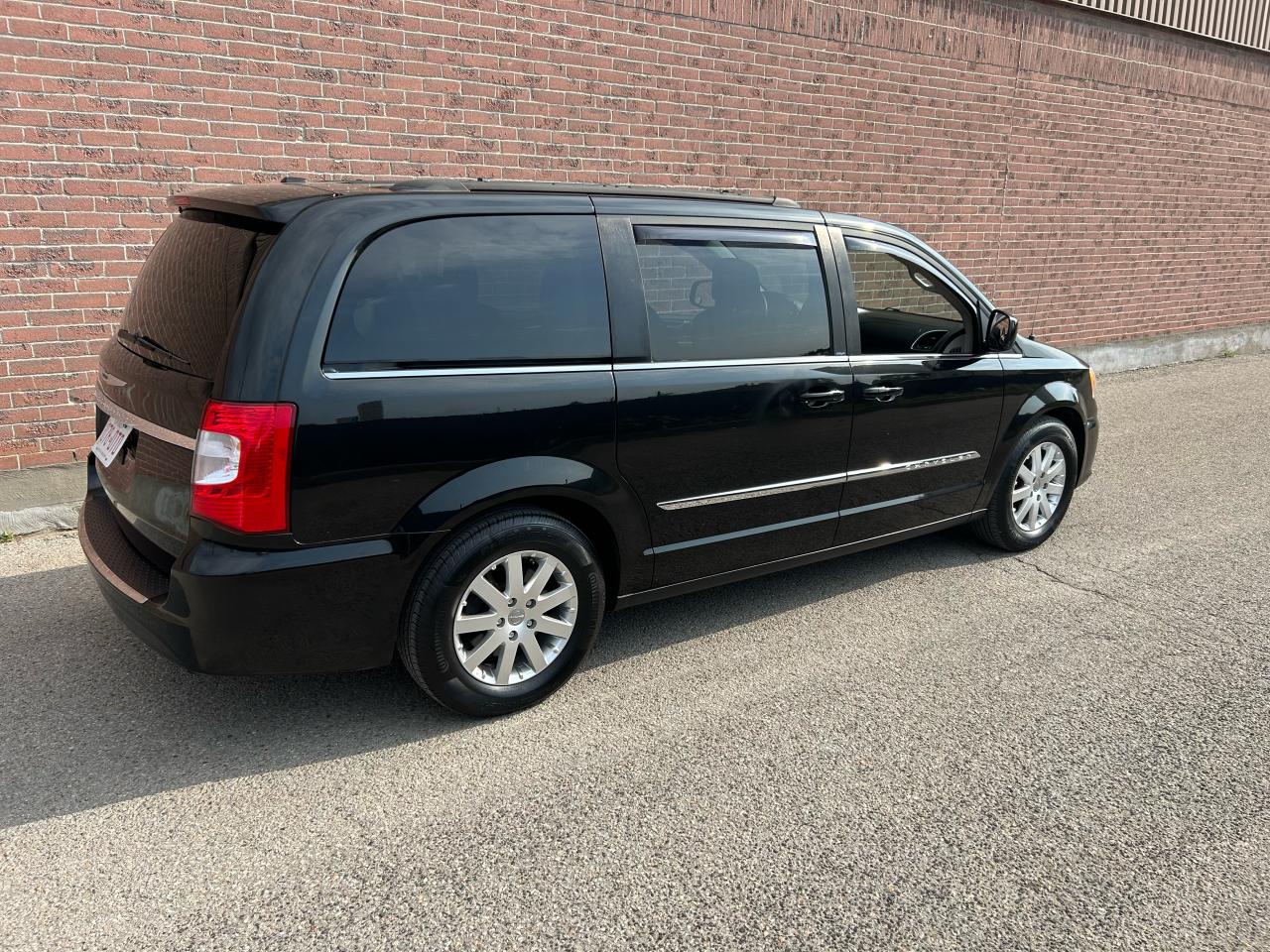 2013 Chrysler Town & Country TOURING - Photo #3