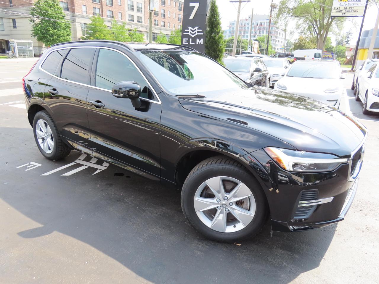 2022 Volvo XC60 B6 AWD MOMENTUM - Blind Spot Monitor !! Photo