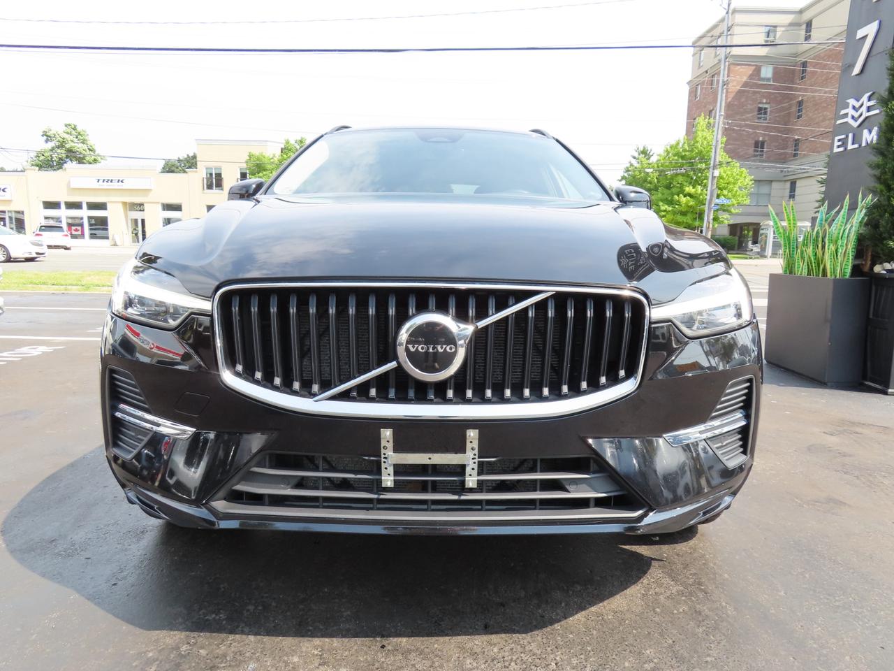 2022 Volvo XC60 B6 AWD MOMENTUM - Blind Spot Monitor !! Photo