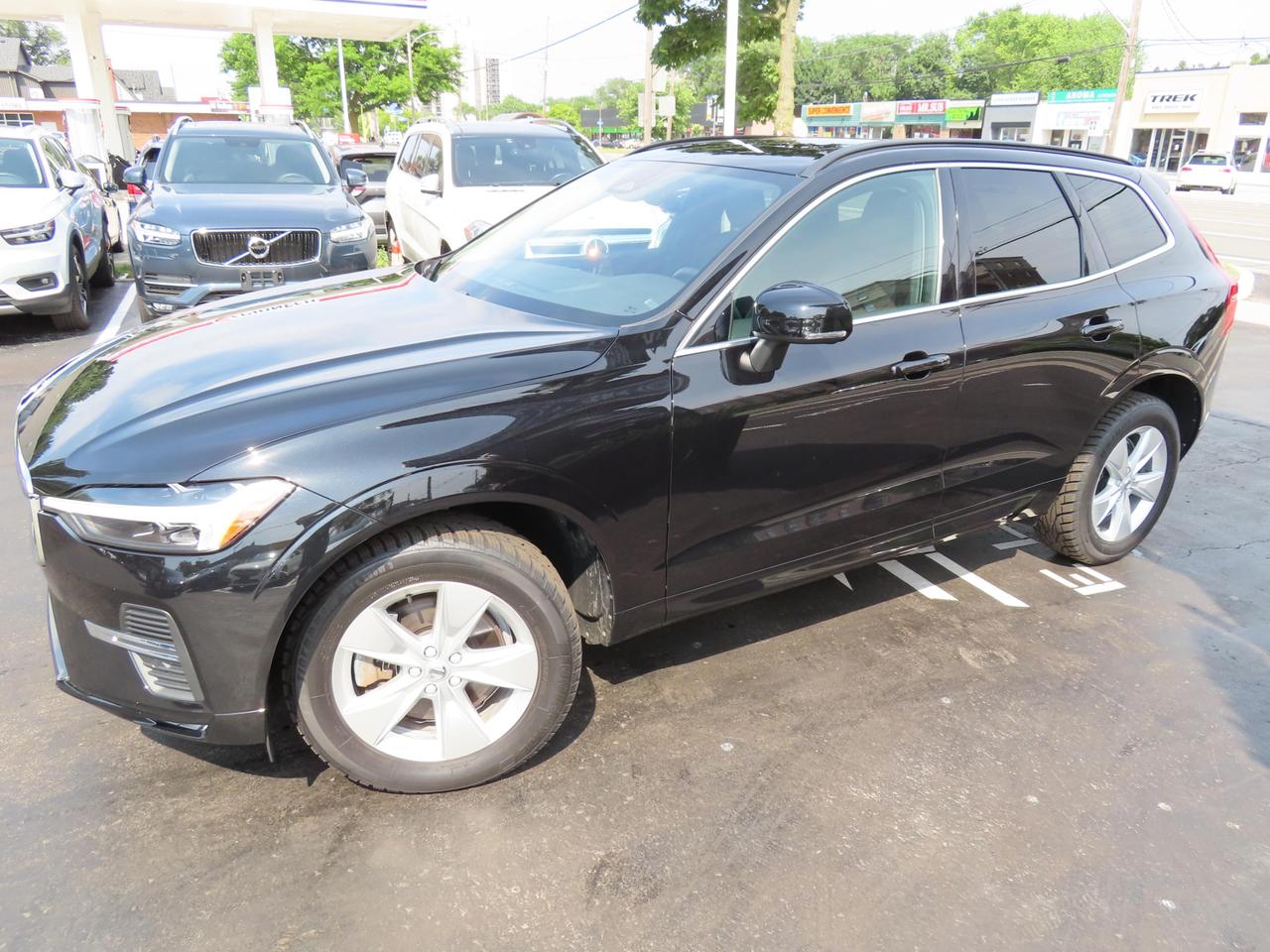2022 Volvo XC60 B6 AWD MOMENTUM - Blind Spot Monitor !! Photo