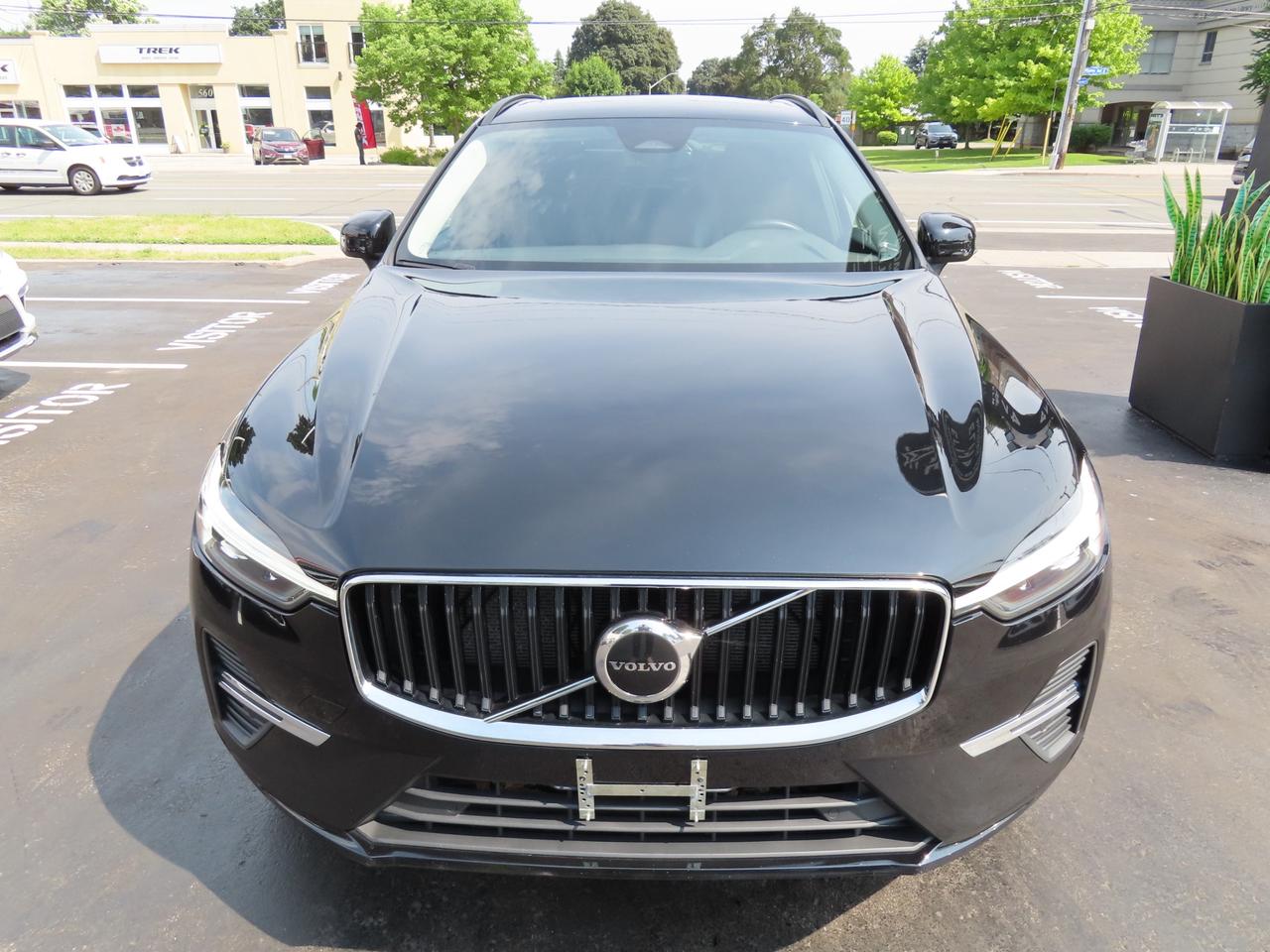 2022 Volvo XC60 B6 AWD MOMENTUM - Blind Spot Monitor !! Photo