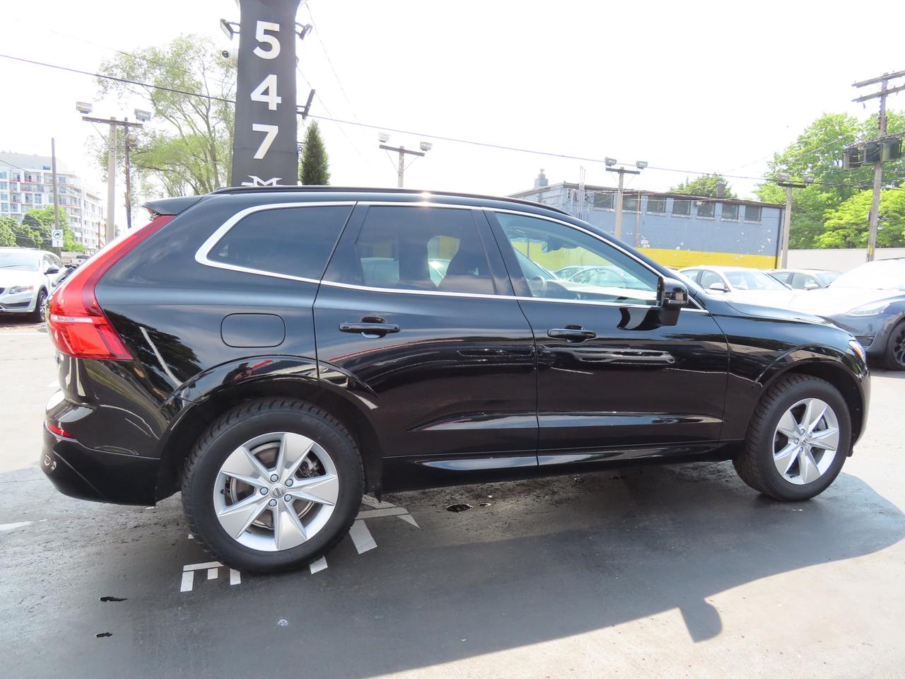 2022 Volvo XC60 B6 AWD MOMENTUM - Blind Spot Monitor !! Photo