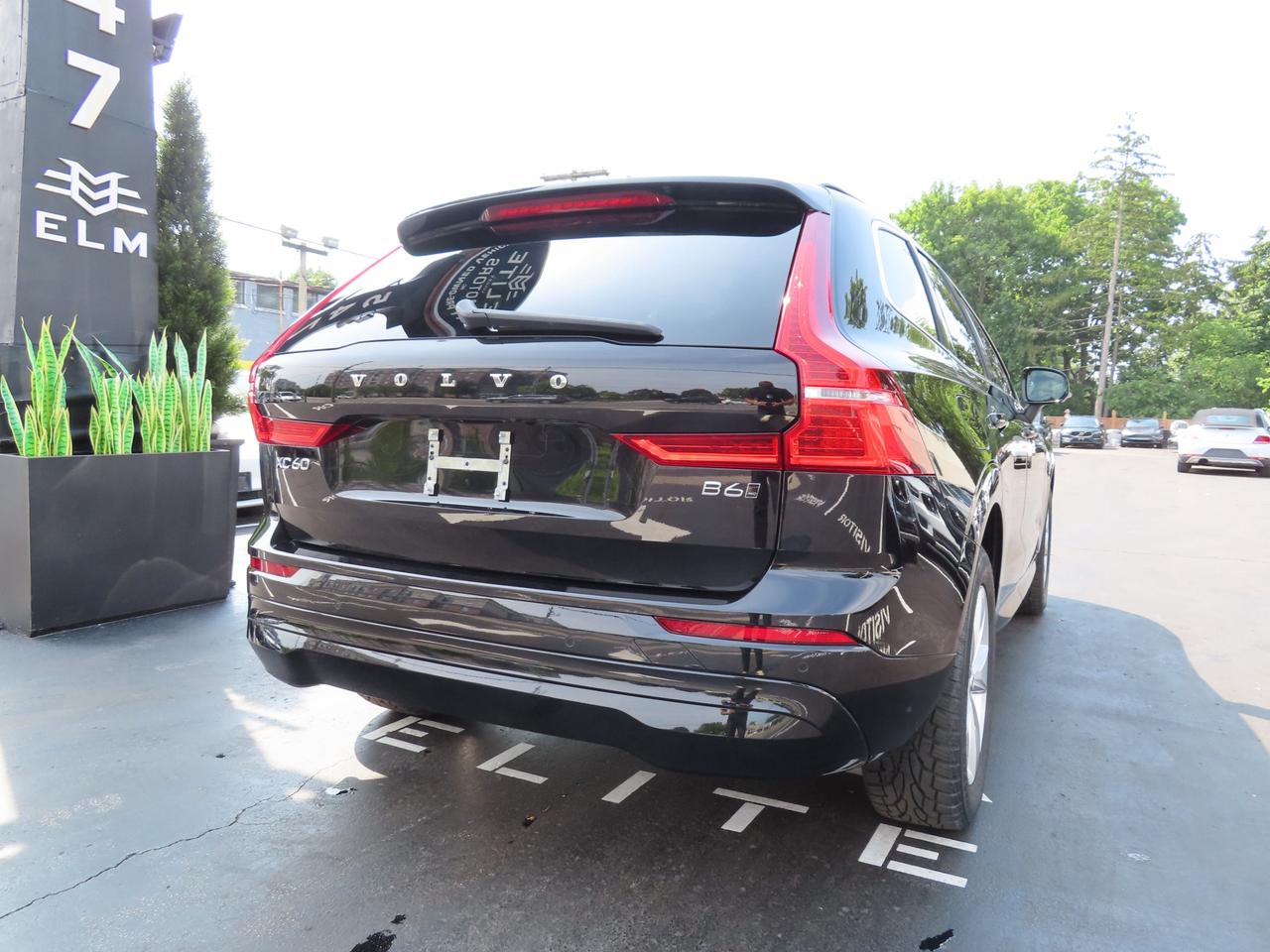 2022 Volvo XC60 B6 AWD MOMENTUM - Blind Spot Monitor !! Photo