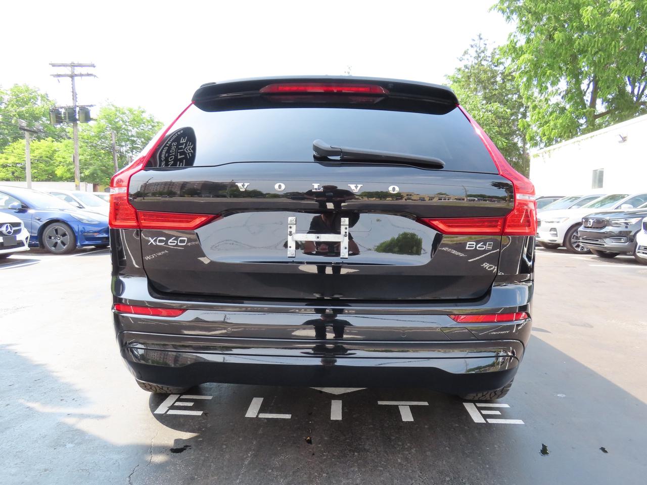 2022 Volvo XC60 B6 AWD MOMENTUM - Blind Spot Monitor !! Photo
