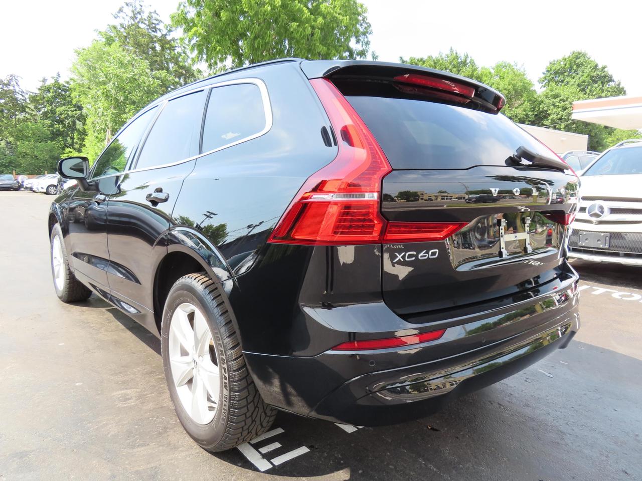 2022 Volvo XC60 B6 AWD MOMENTUM - Blind Spot Monitor !! Photo
