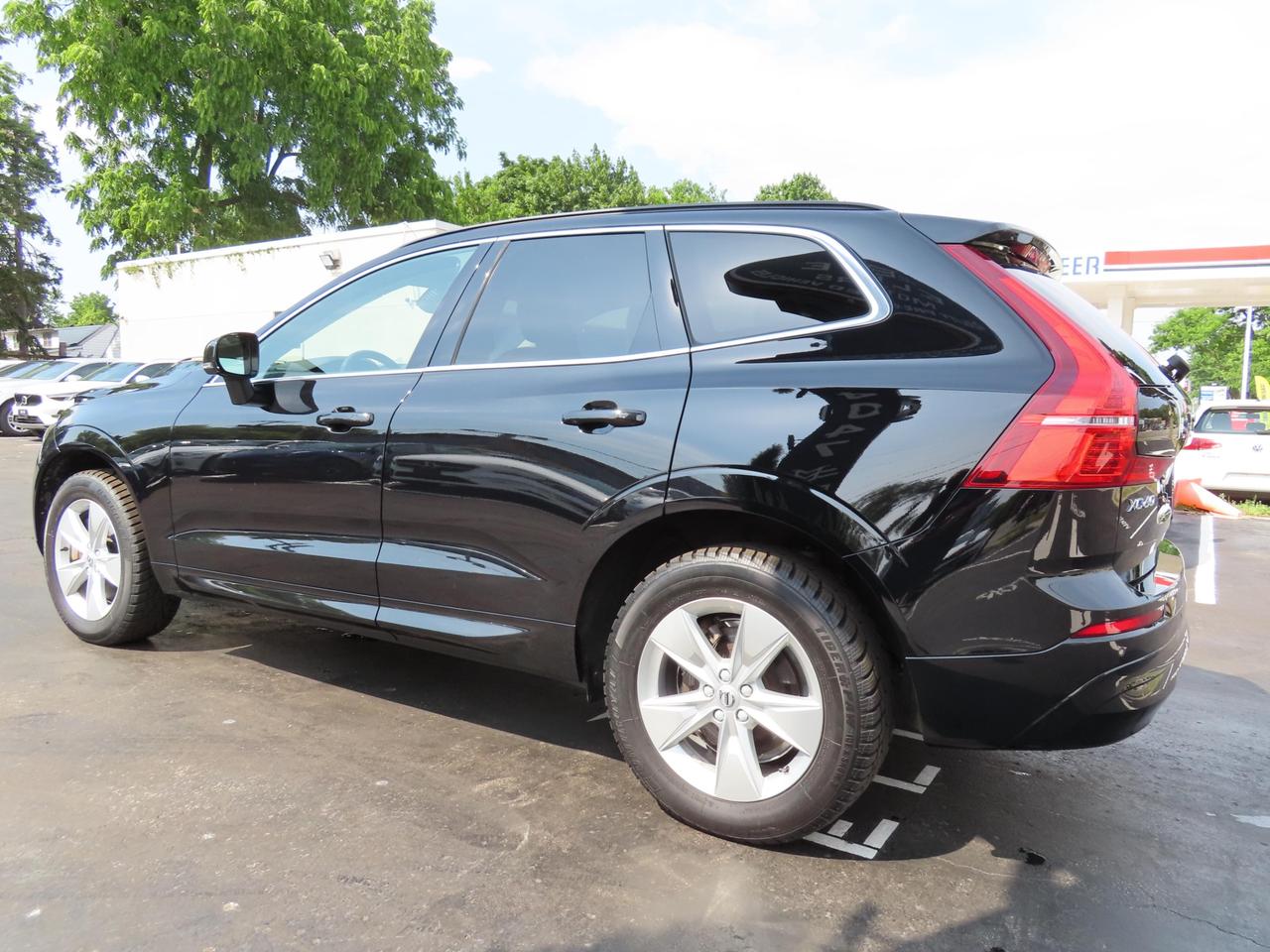 2022 Volvo XC60 B6 AWD MOMENTUM - Blind Spot Monitor !! Photo