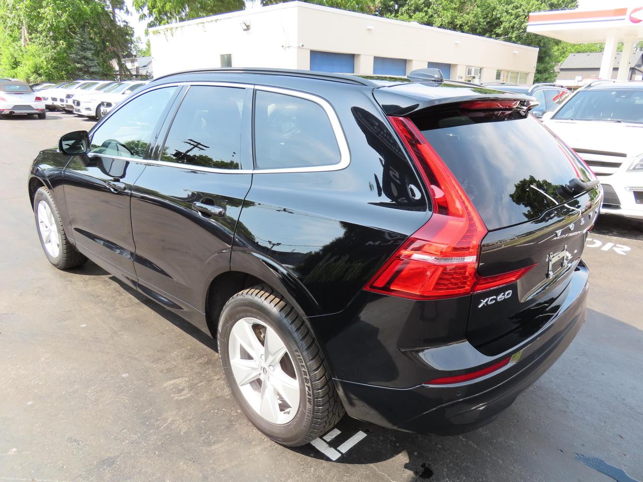 2022 Volvo XC60 B6 AWD MOMENTUM - Blind Spot Monitor !! Photo