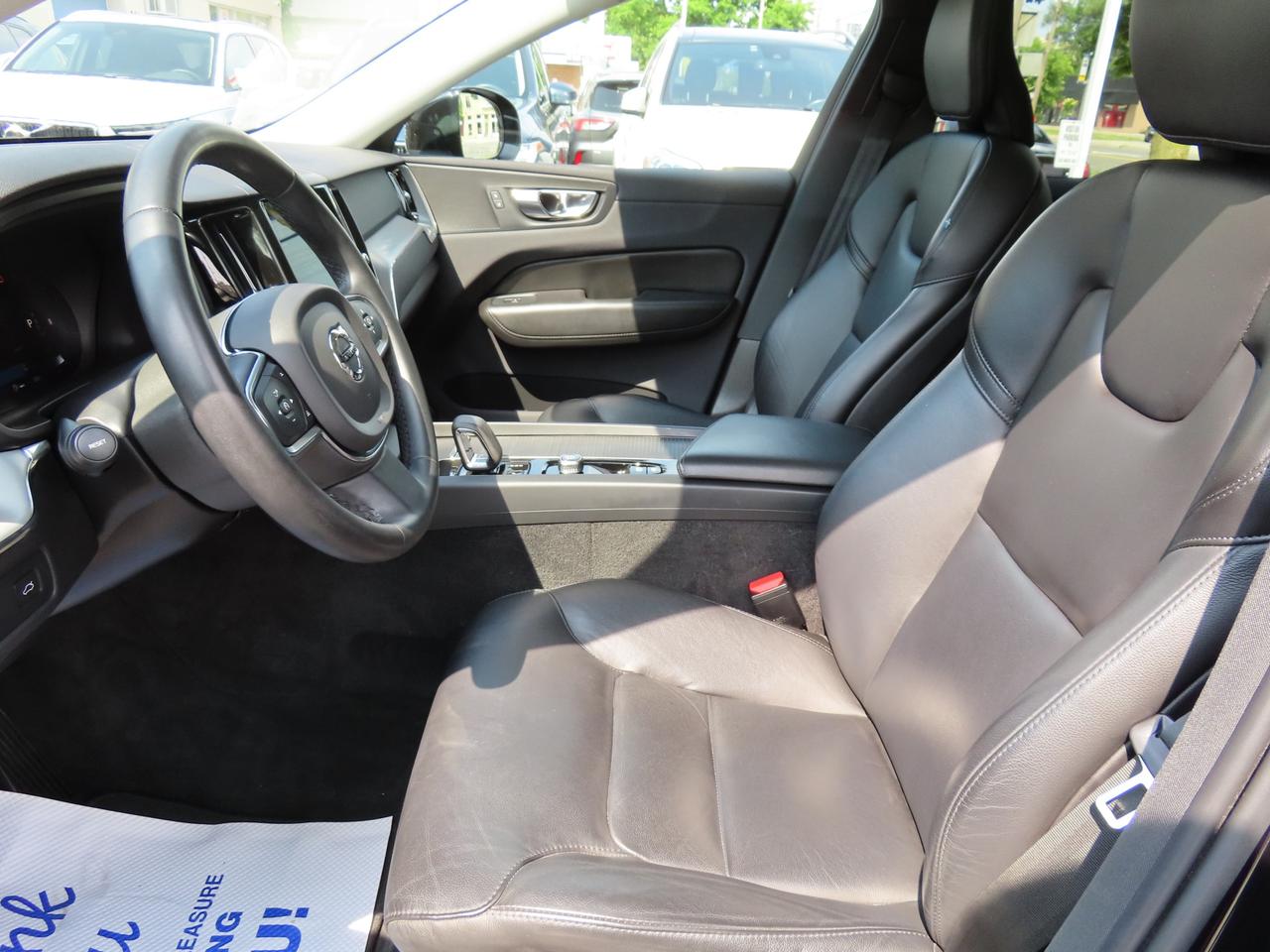 2022 Volvo XC60 B6 AWD MOMENTUM - Blind Spot Monitor !! Photo