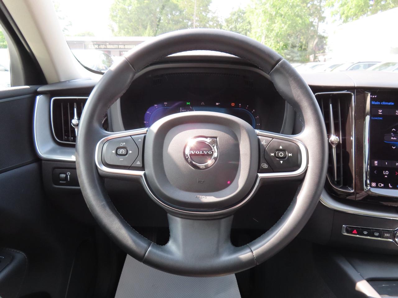 2022 Volvo XC60 B6 AWD MOMENTUM - Blind Spot Monitor !! Photo