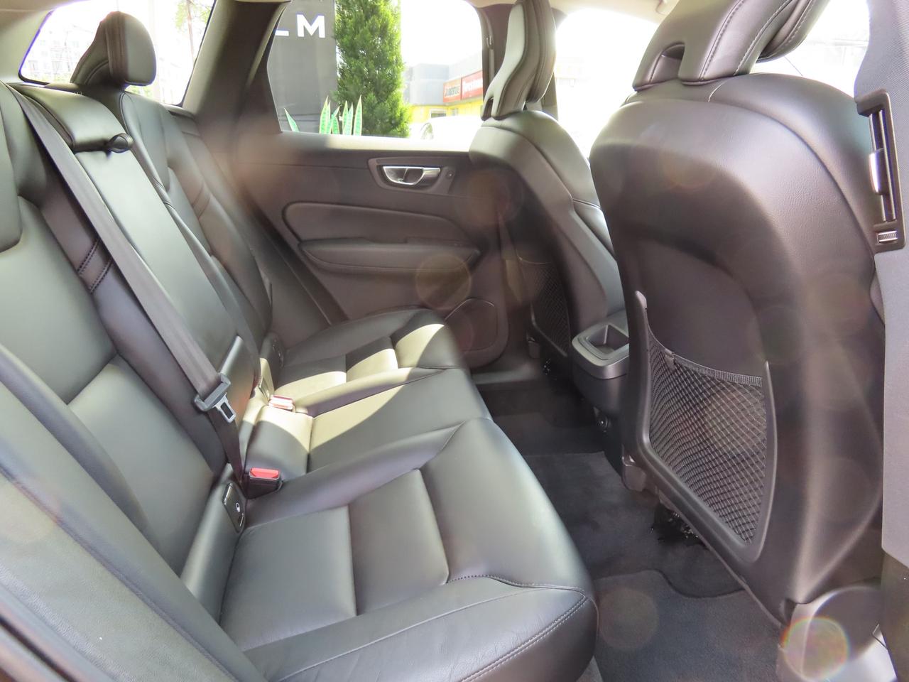 2022 Volvo XC60 B6 AWD MOMENTUM - Blind Spot Monitor !! Photo