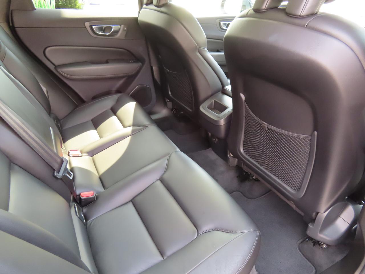 2022 Volvo XC60 B6 AWD MOMENTUM - Blind Spot Monitor !! Photo