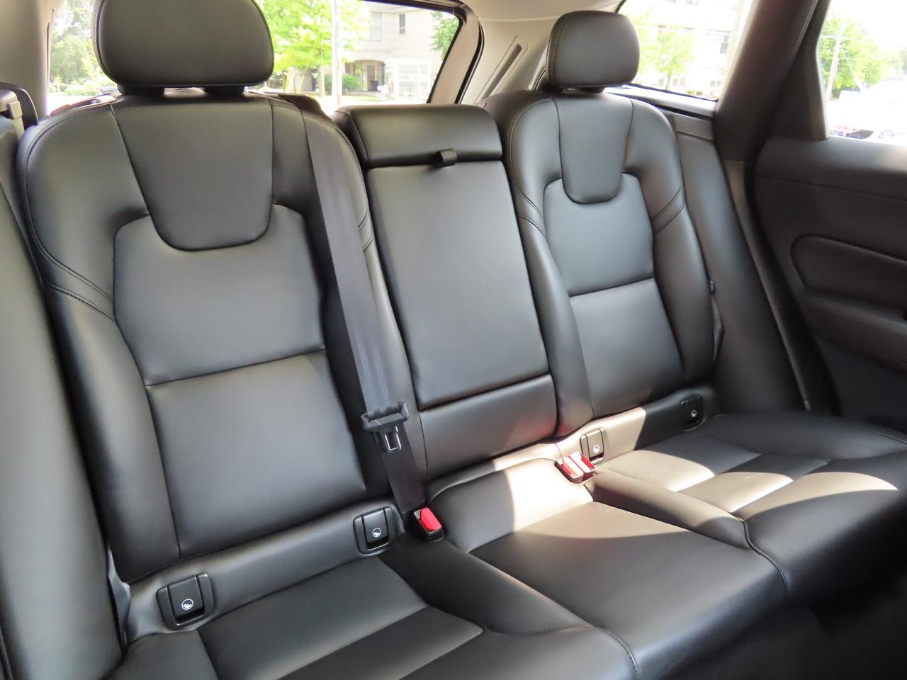 2022 Volvo XC60 B6 AWD MOMENTUM - Blind Spot Monitor !! Photo