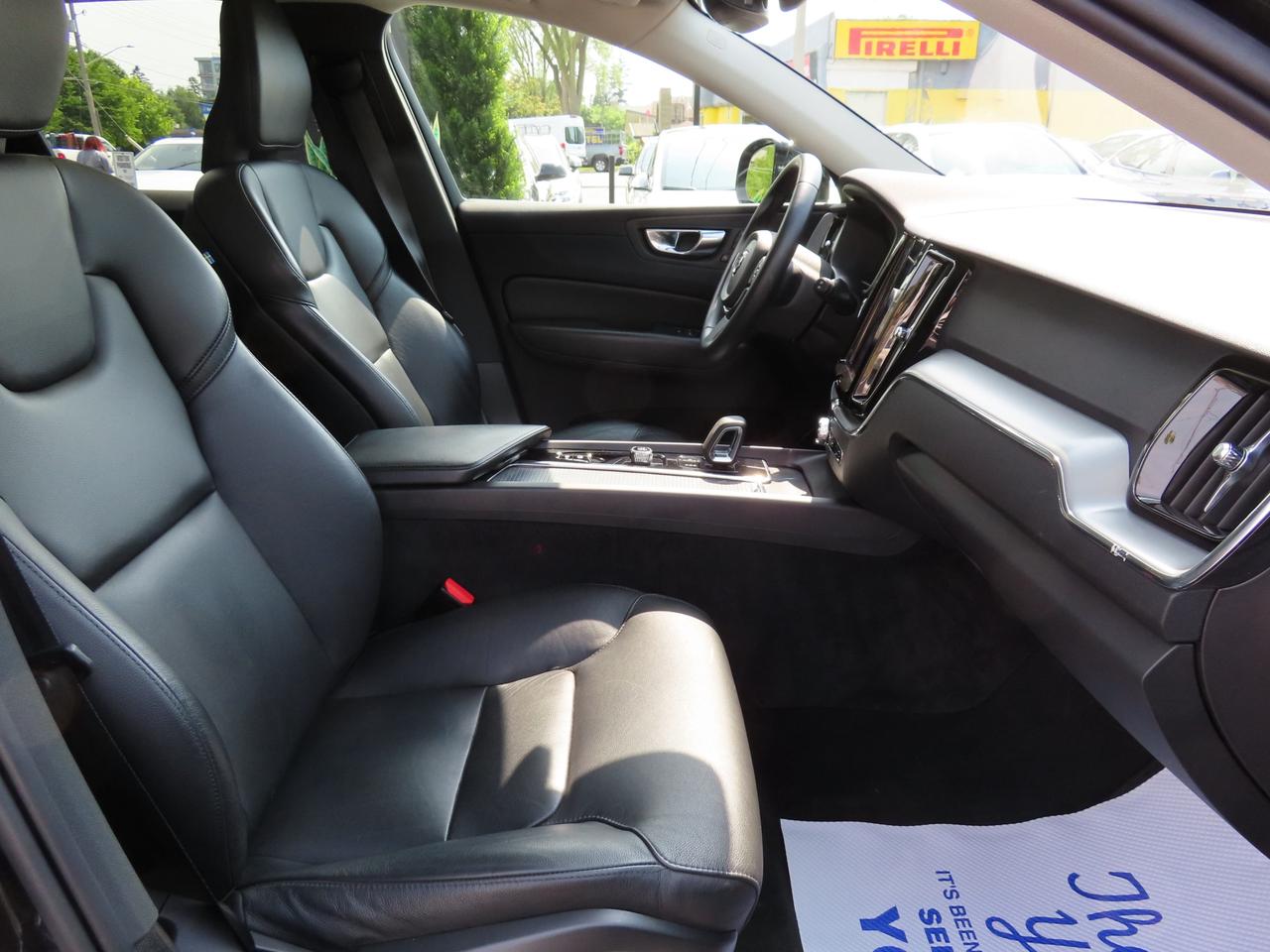 2022 Volvo XC60 B6 AWD MOMENTUM - Blind Spot Monitor !! Photo