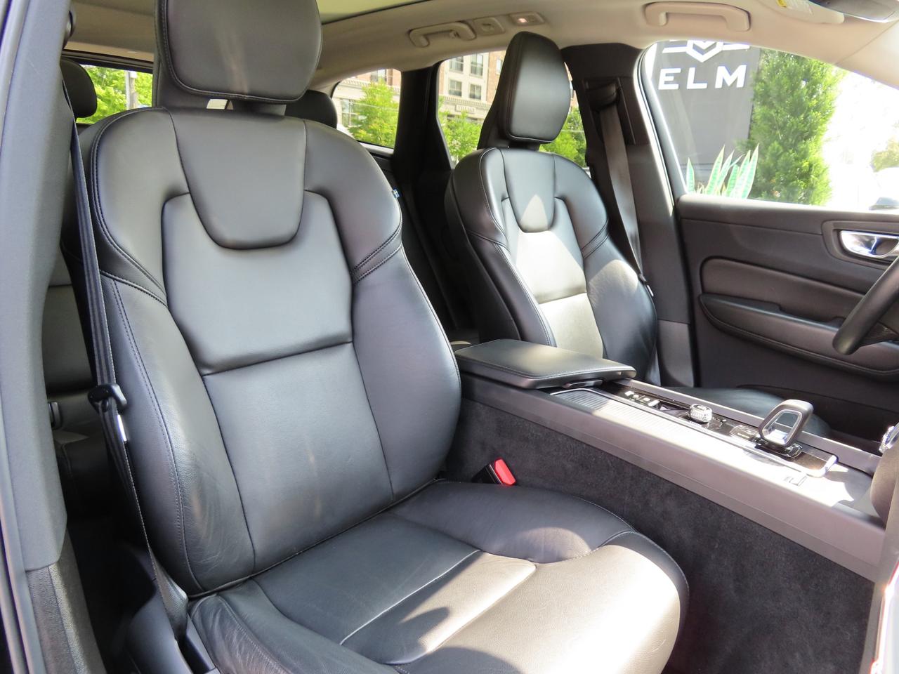 2022 Volvo XC60 B6 AWD MOMENTUM - Blind Spot Monitor !! Photo