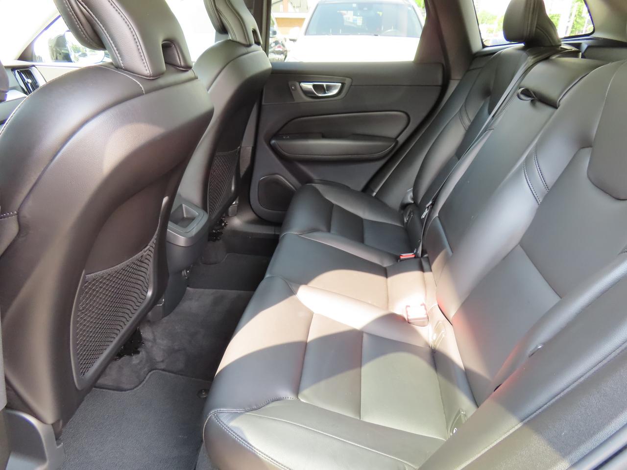 2022 Volvo XC60 B6 AWD MOMENTUM - Blind Spot Monitor !! Photo