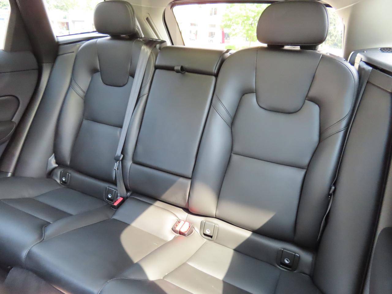 2022 Volvo XC60 B6 AWD MOMENTUM - Blind Spot Monitor !! Photo