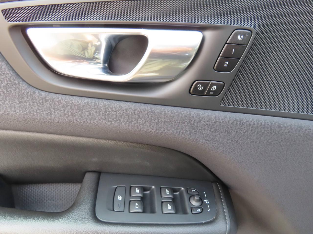 2022 Volvo XC60 B6 AWD MOMENTUM - Blind Spot Monitor !! Photo