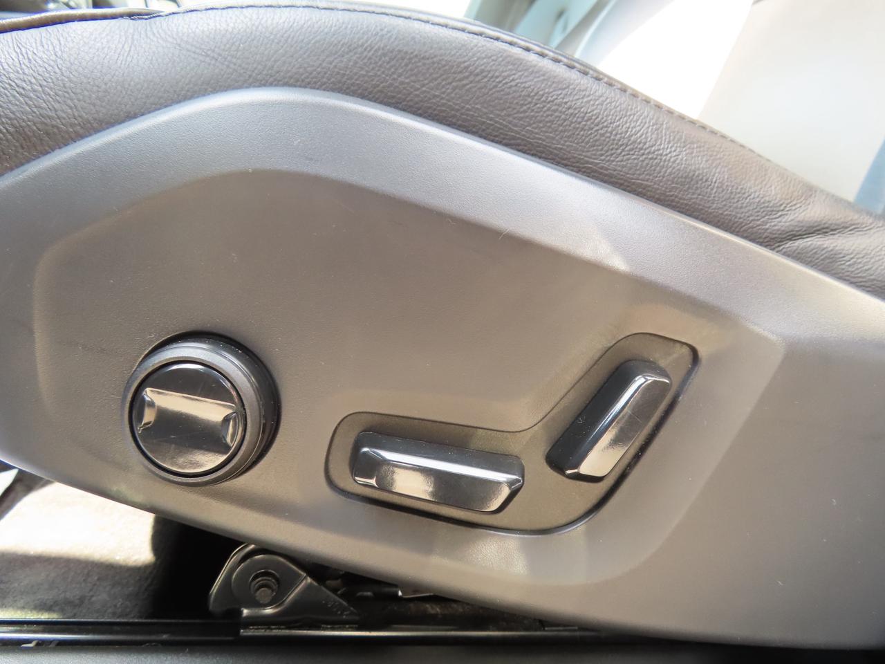 2022 Volvo XC60 B6 AWD MOMENTUM - Blind Spot Monitor !! Photo