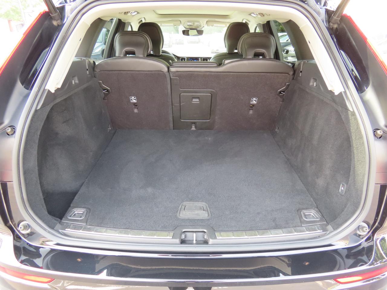 2022 Volvo XC60 B6 AWD MOMENTUM - Blind Spot Monitor !! Photo