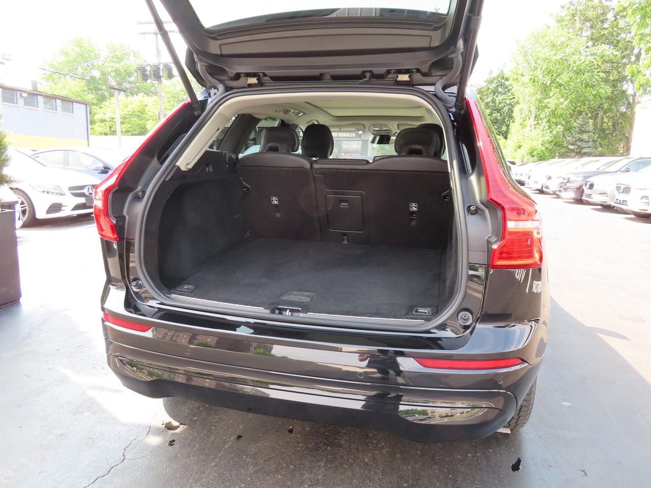 2022 Volvo XC60 B6 AWD MOMENTUM - Blind Spot Monitor !! Photo