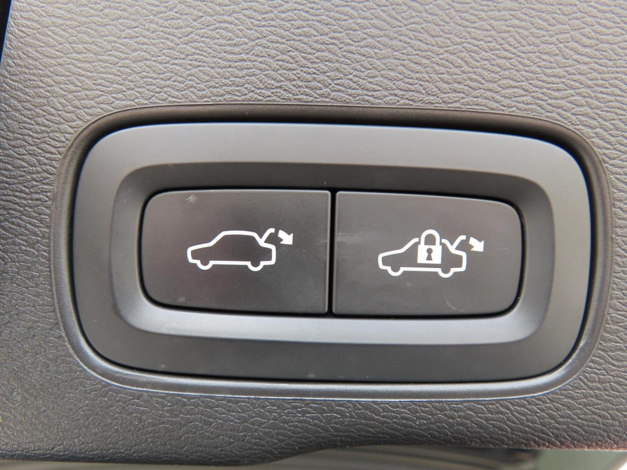 2022 Volvo XC60 B6 AWD MOMENTUM - Blind Spot Monitor !! Photo